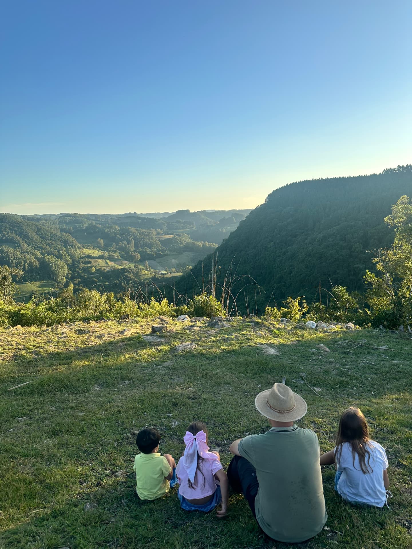 Família reunida observando o vale ao fim da tarde