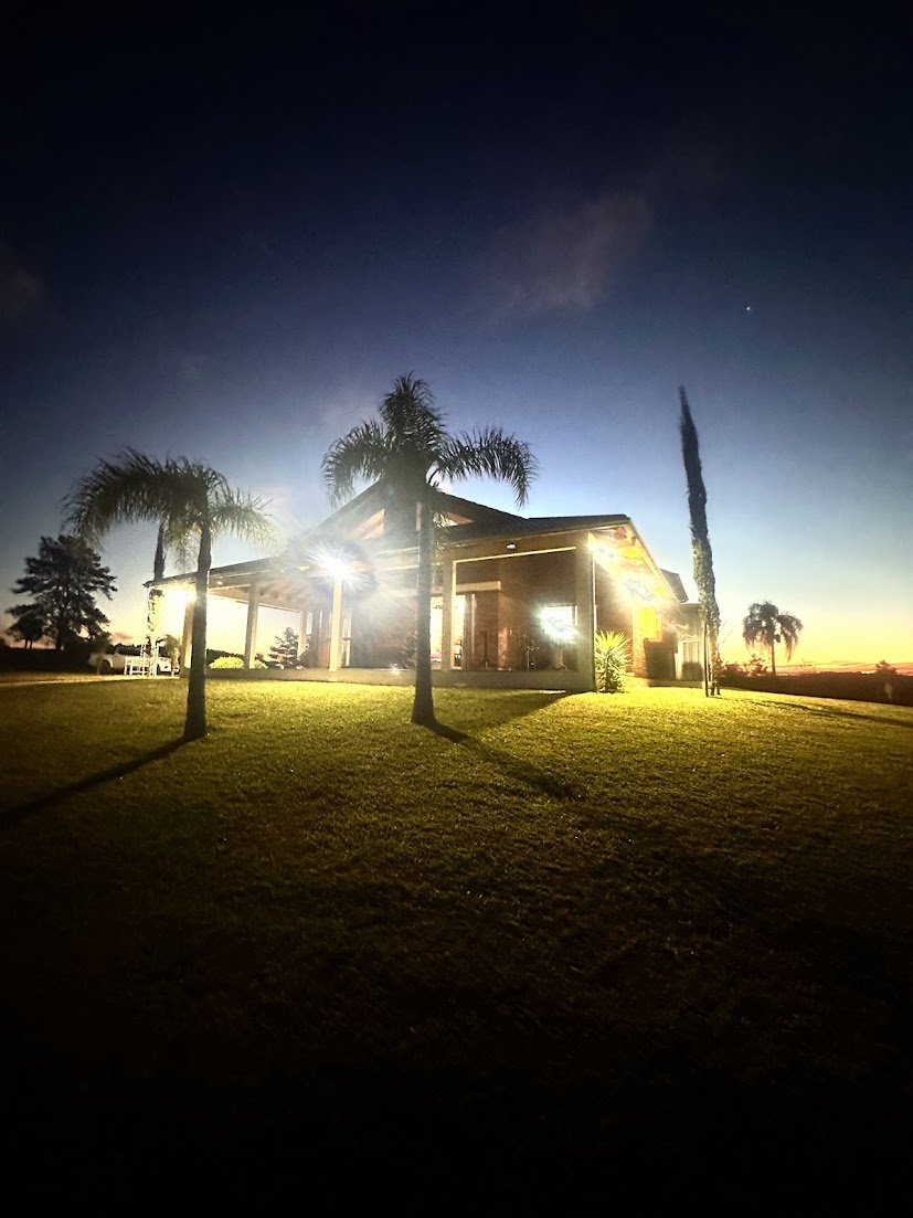 A casa iluminada ao anoitecer
