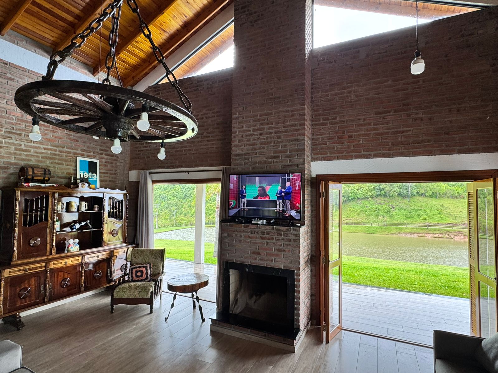 Sala com lareira e vista para o açude