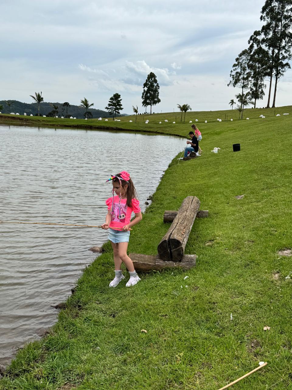 Criança pescando na beira do açude