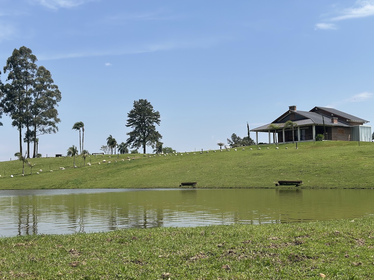 Casa do Sítio Barra Seca sobre a colina, à beira do açude