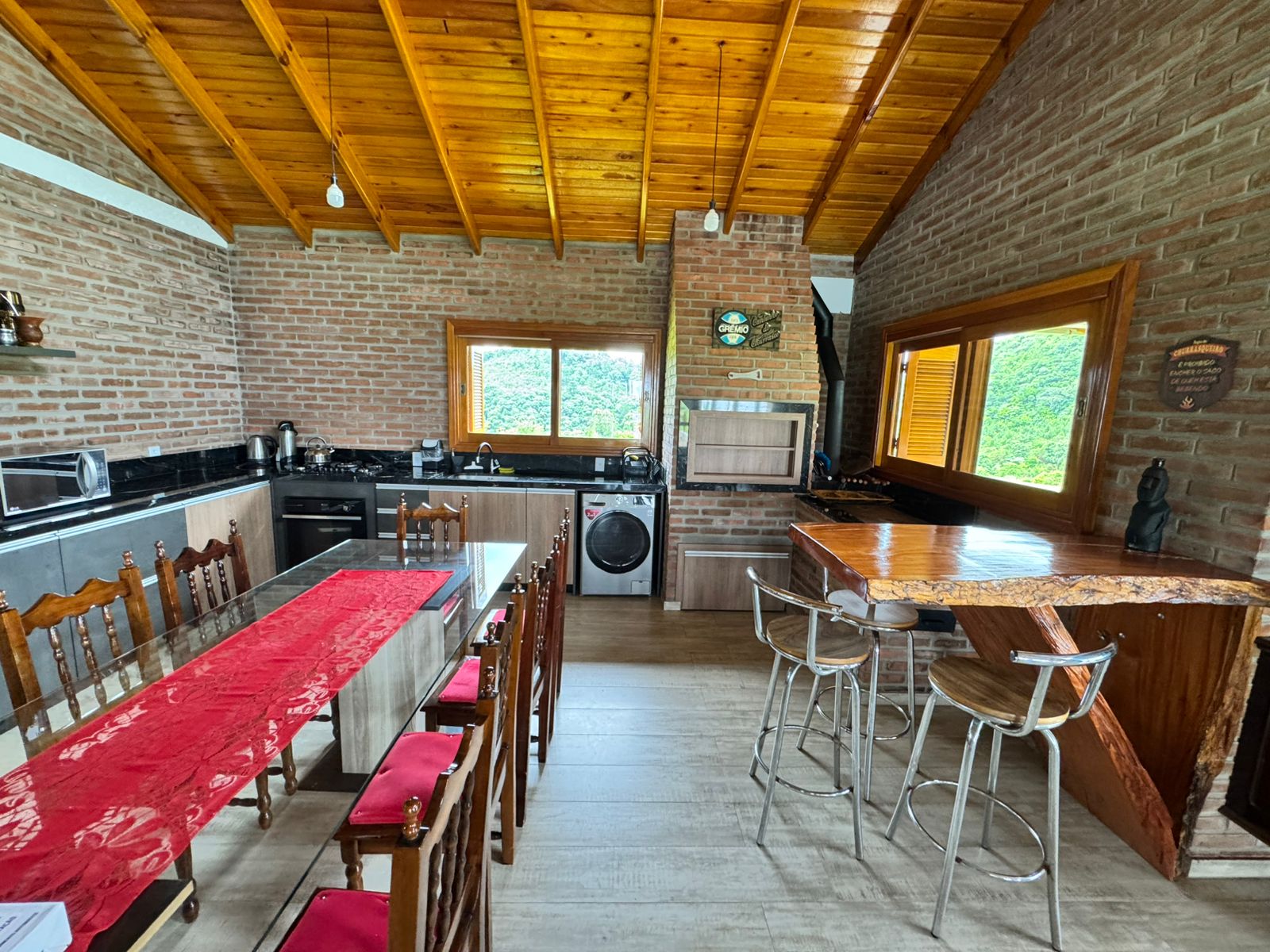 Cozinha ampla com mesa para toda a família
